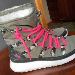 NWOT Womens 7 Youth 5.5 NIKE shoes boots. NICE!